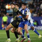 Jelbat, peleando con Pau Ferrer por un balón en el Deportiva-Ourense CF de enero.