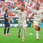 Álex Baena celebra el gol que anotó ante Uruguay, con Rodri Hernández presto para felicitarle.
