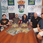 La alcaldesa junto a dos concejales y los organizadores.