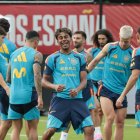 Lamine Yamal, sonriente en el entrenamiento de la selección española, rodeado de sus compañeros de equipo.