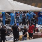 Familiares de fallecidos durante los terremotos de Venezuela reclaman los cuerpos amontonados en un puerto en La Guaira.