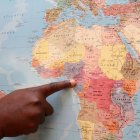 Un migrante señala su país de procedencia.