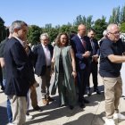 La consejera María González Corral, junto a los alcaldes en la entrega de los nuevos puntos limpios móviles ayer.