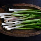 El puerro de Sahagún se cultiva desde hace más de diez siglos en la comarca leonesa y destaca por su sabor dulce, su textura tierna y su característico tallo blanco.