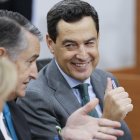 El líder del PP andaluz, Juanma Moreno, asiste a la segunda jornada del debate para su investidura en el Parlamento andaluz. EFE/José Manuel Vidal.