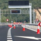 Una de las secuencias de balizas que entorpecen el tráfico en la AP-66.