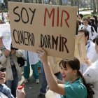 Imagen de archivo de una concentración de los médicos MIR de toda España ante el Ministerio de Sanidad, en Madrid. EFE/Víctor Lerena.
