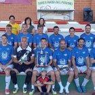 Equipo de Tierra de Campos (Valladolid) con el trofeo de campeón.