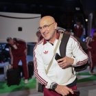 Los jugadores y cuerpo técnico de la selección bajan de su autocar en la llegada al hotel