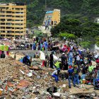 Voluntarios continúan con las labores de búsqueda de sobrevivientes.