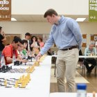 Kirill Alekseenko lleva a cabo un movimiento en una de las partidas simultáneas.