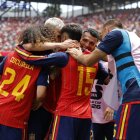 España hace piña para celebrar el segundo gol del partido, obra de Pedro Porro, en lo que es el primer gol del extremeño con la selección.