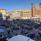 La plaza de España de Veguellina llena de motos, en una edición reciente.