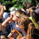 Varias personas observan un eclipse.