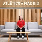 Alba Fuertes posa orgullosa con el polo del Atlético de Madrid.