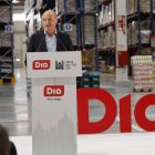 Carlos Aznar, en el centro logístico de Villadangos