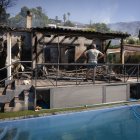 Un hombre contempla los restos de una vivienda calcinada en la localidad de Calonge.