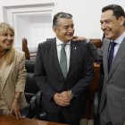 Moreno Bonilla junto a Antonio Sanz y Carolina España.