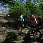 Paula, con los voluntarios que portaron la silla joëlette, se acercaron al rebaño a medio camino de Las Pintas.