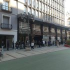 Colas ante el Ayuntamiento de León durante el proceso de regularización.