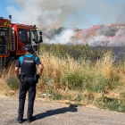 Los Bomberos de León se movilizan por el incendio de un solar en La Lastra.