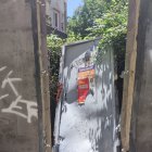 Una puerta en la calle Zapaterías.