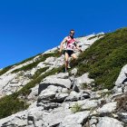 Uno de los participantes en La Reina Trail en pleno descenso de la prueba.