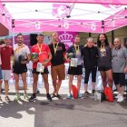 Los cinco finalistas con los organizadores.