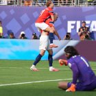 Erling Haaland (c-abajo) y Andreas Schjelderup, de Noruega, celebran un gol ante Brasil en el estadio MetLife en Nueva Jersey (Estados Unidos). EFE/Ángel Colmenares.