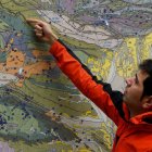 Javier Fernández Lozano explicando el mapa de sismicidad de la provincia de León con la base geológica 1:1.000.000 del Instituto Geológico y Minero de España.