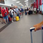Interior de la estación de tren, a la espera de un tren