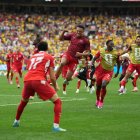 Ruben Vargas, de Suiza (C), celebra haber marcado el penalti decisivo junto a sus compañeros tras la tanda de penaltis del partido del Mundial de la FIFA 2026. EFE/EPA/BOB FRID.