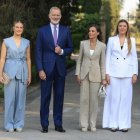 <p>El rey Felipe VI (2i), la reina Letizia (2d) y la princesa Leonor (i) acompañan a la infanta Sofía (d) este miércoles en Zaragoza, donde va a pronunciar su primer discurso oficial en público con motivo de la entrega de la primera edición de las ayudas Docentes Referentes de la Fundación Ibercaja. EFE/ Javier Cebollada</p>