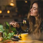 Los expertos recuerdan que una pauta nutricional eficaz debe tener en cuenta el contexto personal, los hábitos y el estado de salud de cada persona, algo que no puede conocerse únicamente mediante una consulta a la IA.