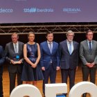 El presidente de la Junta de Castilla y León, Alfonso Fernández Mañueco, preside la foto de familia de los XXXIII Premios CEOE CyL este jueves en el Centro Cultural Miguel Delibes de Valladolid.