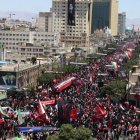 Miles de iraníes en una procesión fúnebre previa al entierro de Jamenei, en Mashhad.