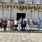 Minuto de silencio frente a la consistorial de Ponferrada por la tragedia de Almería.