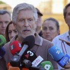 El ministro del Interior, Fernándo Grande-Marlaska, atiende a los medios de comunicación durante su visita este viernes el centro de mando del incendio de los Gallardos situado en la localidad almeriense de Turre. EFE/Pepe Torres.