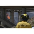 Efectivos antiincendios trabajan en labores de extinción del incendio de Los Gallardos en Almería, este viernes.