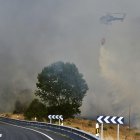 Medios humanos y materiales intervienen en las labores de extinción de un incendio declarado este viernes en El Barraco, en la comarca del Valle del Alberche. EFE/Raúl Sanchidrián.