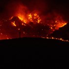 Imágenes nocturnas del incendio forestal de los Gallardos (Almería).