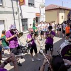 Las peñas llenaron de colorido las calles de Santa Marina.