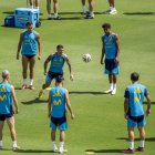 Los jugadores de España llevan a cabo un rondo durante el entrenamiento en el Cotton Bowl de Dallas.