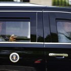 Trump viaja en la caravana presidencial cerca de Lafayette Park, en Washington.