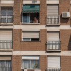 Muchos edificios construidos antes de las actuales exigencias de eficiencia energética actúan como auténticas "cárceles térmicas", reteniendo el calor durante el día y liberándolo lentamente por la noche.