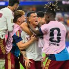 El defensa de España, Pedro Porro, autor del 0-2 que dejaba sentenciado el partido para españa en el tramo final del partido, es felicitado por sus compañeros.