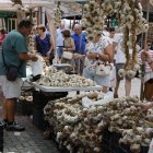 Los productores de ajo se dan cita en la centenaria Feria del Ajo de Santa Marina.