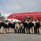 Foto de familia de los 26 jugadores convocados para disputar el Mundial con España, junto al cuerpo técnico y Louzán, justo antes de viajar a EE UU.