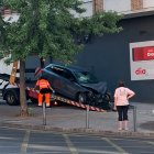 El vehículo impactó directamente contra el edificio situado al inicio de la calle Cruz Roja, en el cruce con la avenida Padre Isla.