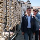 El secretario general del PSOE de Castilla y León, Carlos Martínez, asiste a la Feria del Ajo de Santa Marina del Rey (León) acompañado de la vicesecretaria general, Nuria Rubio,  el presidente de la Diputación de León, Gerardo Álvarez Courel y el secretario general del PSOE de León, Javier Alfonso Cendón
